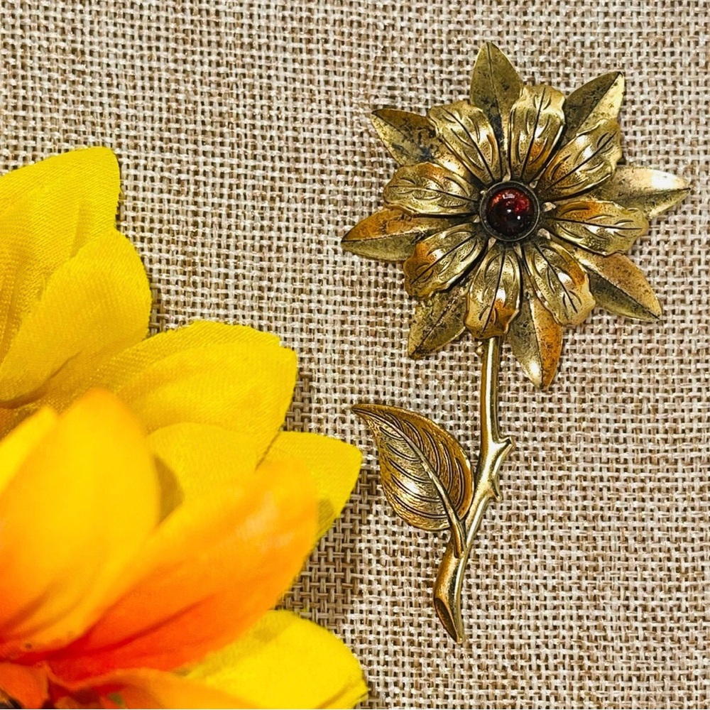 VINTAGE GOLD FLOWER BROOCH W/AMBER CABOCHON CENTER